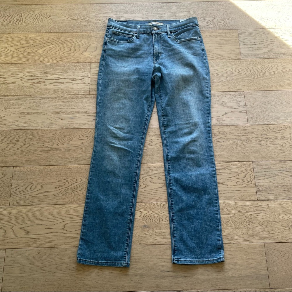 Levi's Women's Slimming Straight Leg Jeans in Medium Blue Wash